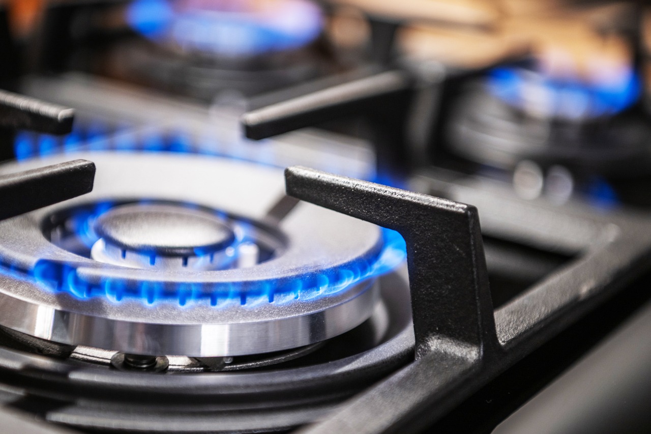 blue-flames-on-gas-stove-burner-2026-01-08-22-15-40-utc